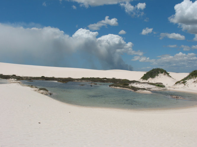 Hồ nước xanh ngọc bích cùng bờ cát trắng phau tại công viên quốc gia Lencois Maranhenses
